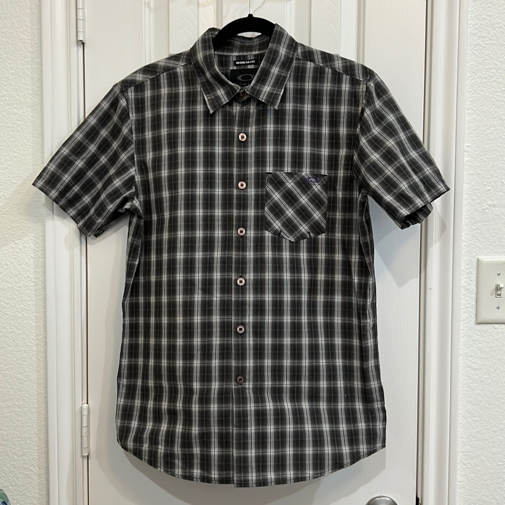 Oakley Men’s Short Sleeve Button Down Shirt Size Small